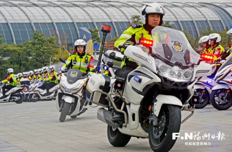 福州交警160辆铁骑“组团”亮相