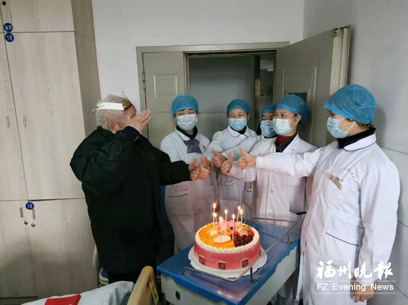 抗战老兵“百岁约定”兑现了 医护人员为他祝寿