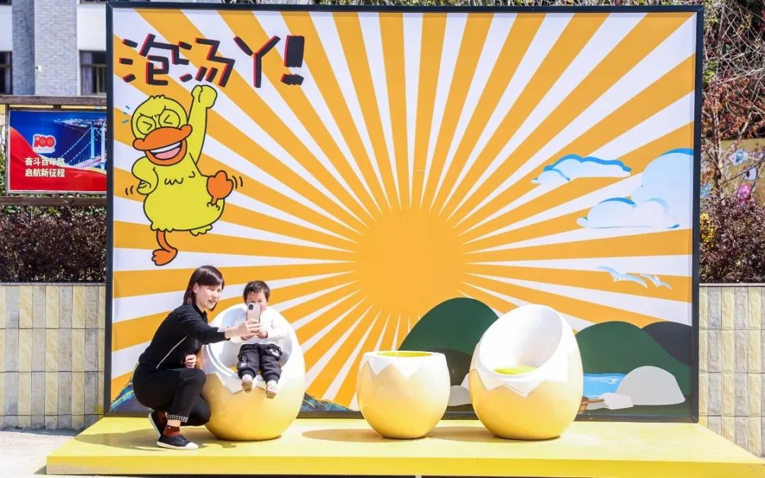 村居变景点,村民变摊主! “小黄鸭”带火闽清前峰村 村居变景点,村民变摊主! “小黄鸭”带火闽清前峰村