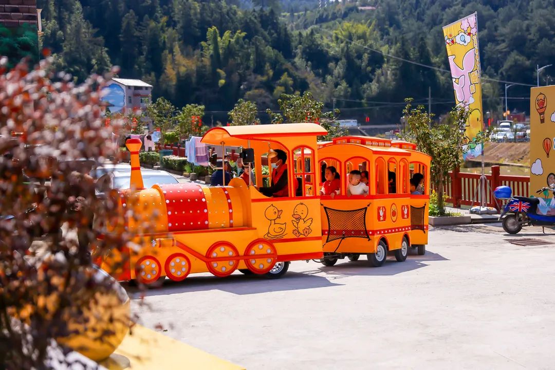 村居变景点,村民变摊主! “小黄鸭”带火闽清前峰村 村居变景点,村民变摊主! “小黄鸭”带火闽清前峰村