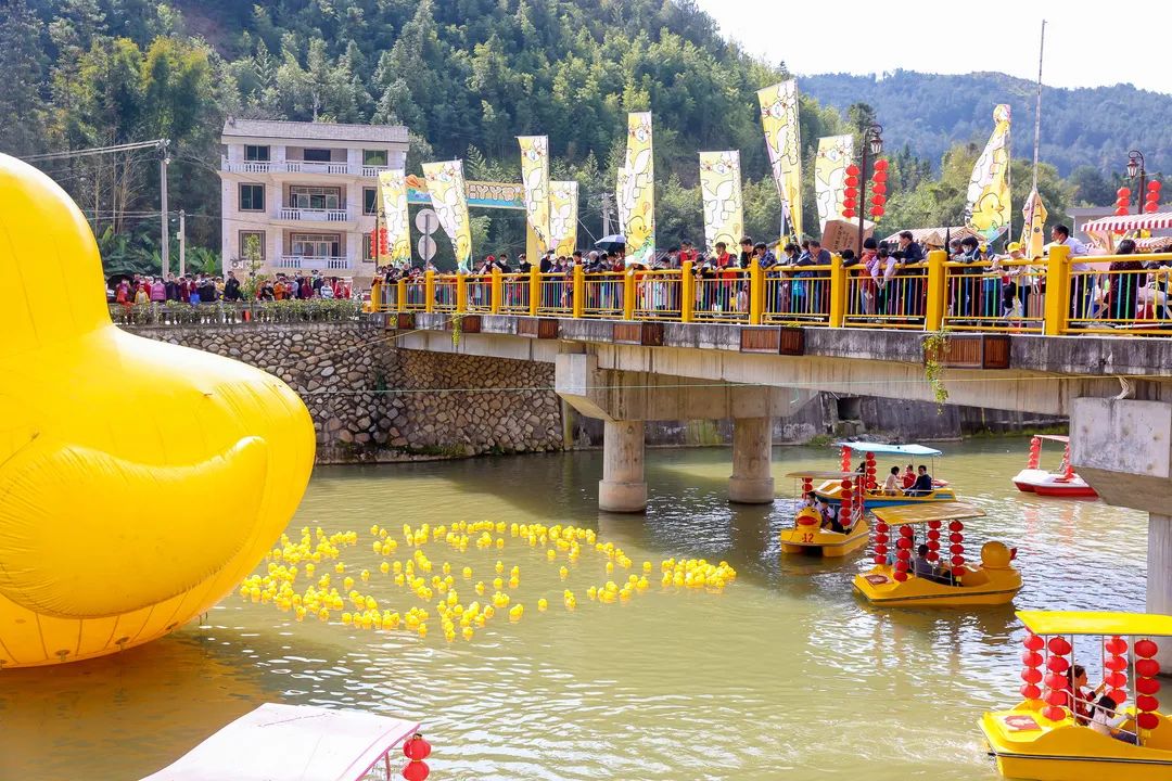 村居变景点,村民变摊主! “小黄鸭”带火闽清前峰村 村居变景点,村民变摊主! “小黄鸭”带火闽清前峰村