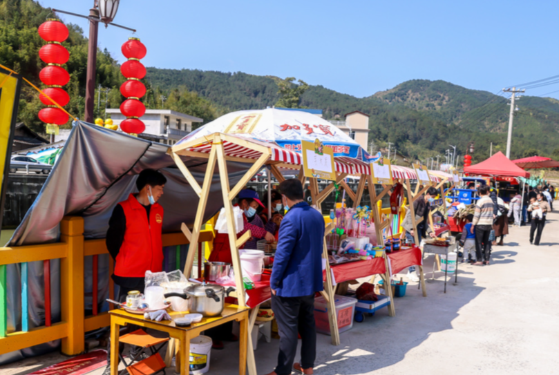 村居变景点,村民变摊主! “小黄鸭”带火闽清前峰村 村居变景点,村民变摊主! “小黄鸭”带火闽清前峰村