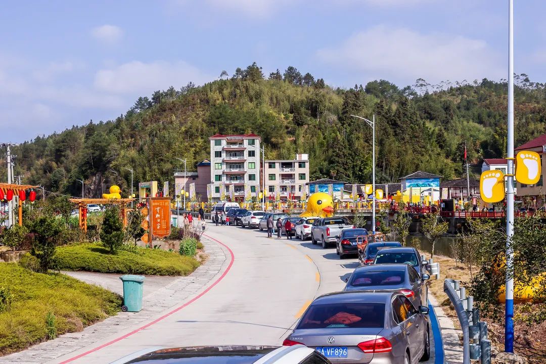 村居变景点,村民变摊主! “小黄鸭”带火闽清前峰村 村居变景点,村民变摊主! “小黄鸭”带火闽清前峰村