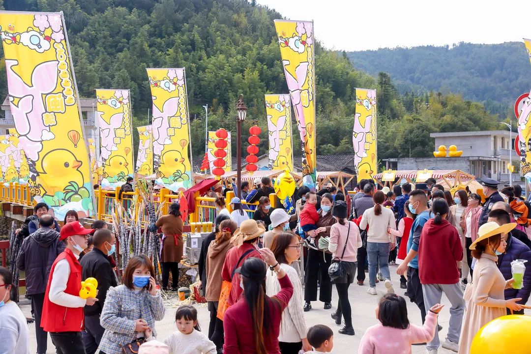 村居变景点,村民变摊主! “小黄鸭”带火闽清前峰村 村居变景点,村民变摊主! “小黄鸭”带火闽清前峰村