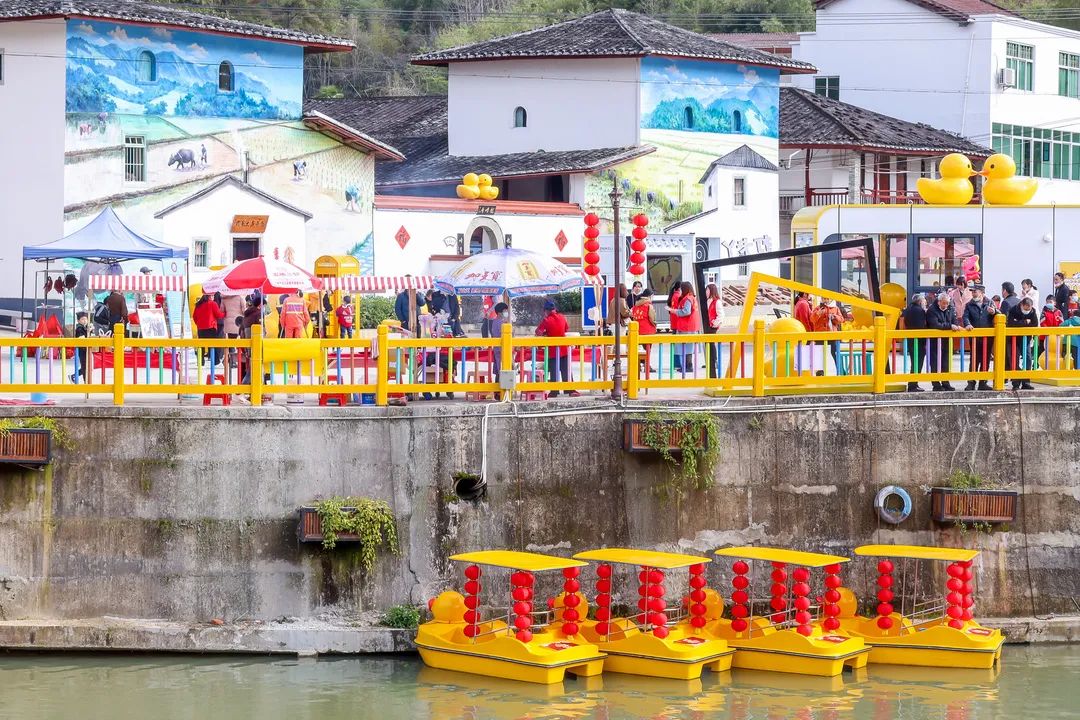 村居变景点,村民变摊主! “小黄鸭”带火闽清前峰村 村居变景点,村民变摊主! “小黄鸭”带火闽清前峰村