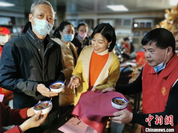 福州特有“拗九节”敬老孝亲 闽剧进社区传孝道
