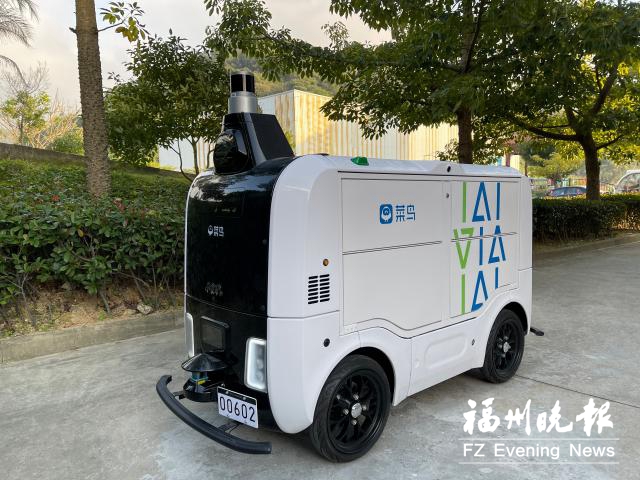 福州多所高校启用无人快递车 可准时准点在预约处停靠