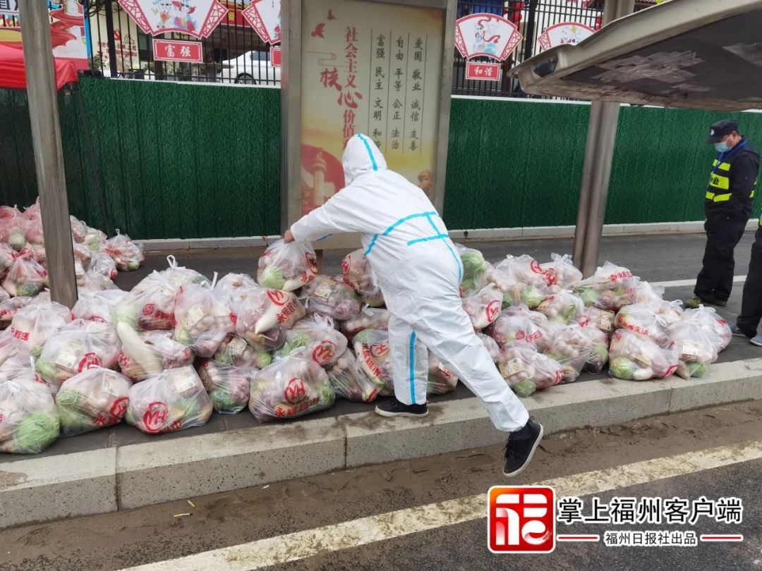 封控区里怎么吃上新鲜蔬菜？多亏了他们→