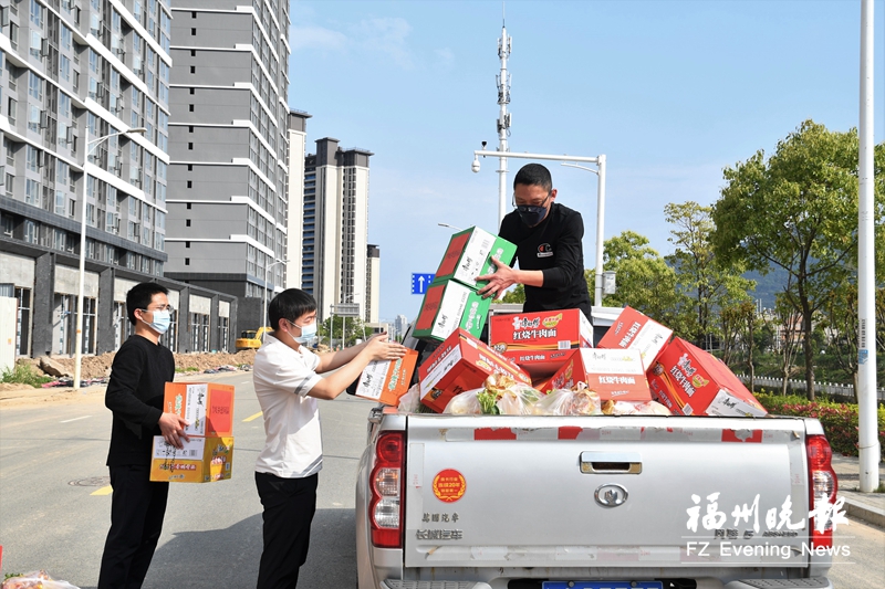 闽侯竹岐管控区135名工人收到慰问礼包