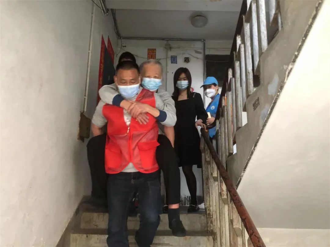 送 “苗” 上门 鼓楼服务老人至“最后一米”