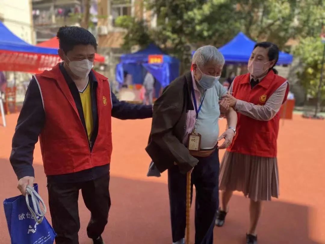 送 “苗” 上门 鼓楼服务老人至“最后一米”