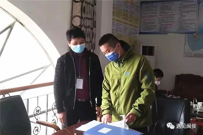 抑悲痛守护“大家”，他坚守岗位抗击疫情