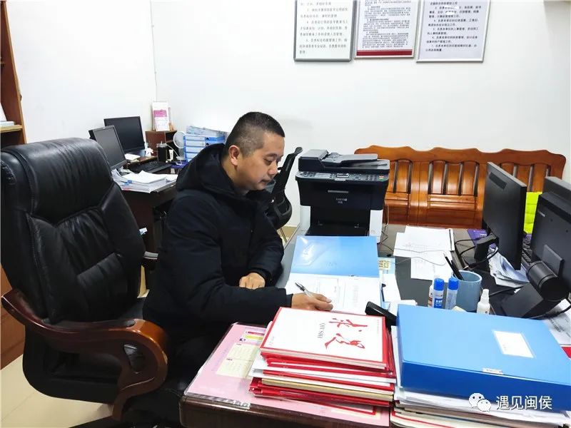 抑悲痛守护“大家”，他坚守岗位抗击疫情