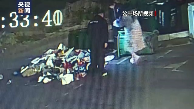 福清一市民十万元被误扔 保洁员保安帮忙找回