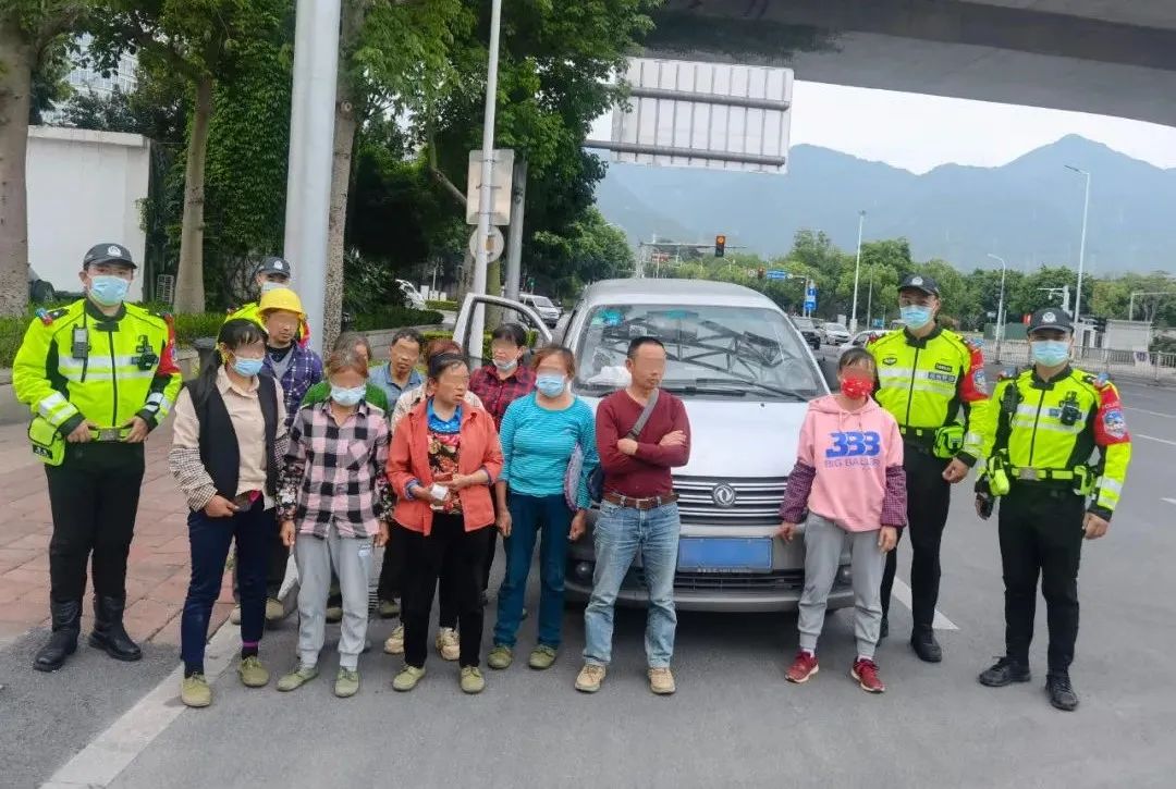 “巨无霸”面包车惊现！福州交警查处多起严重超员违法行为