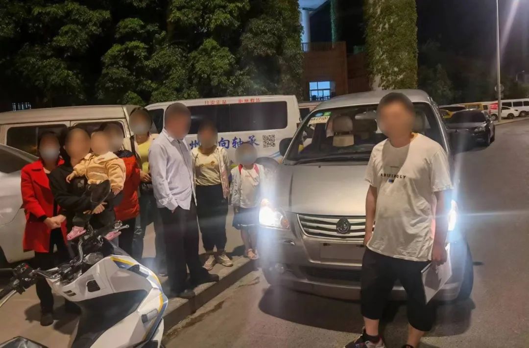 “巨无霸”面包车惊现！福州交警查处多起严重超员违法行为