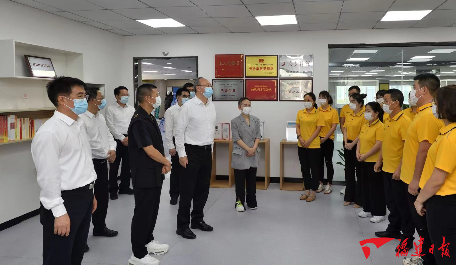 尹力在泉州厦门调研部署推动企业复工复产、看望慰问一线劳动者并与青年师生代表座谈
