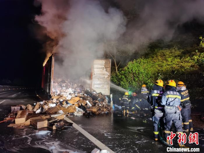福建龙岩：长深高速满载20吨快递车起火