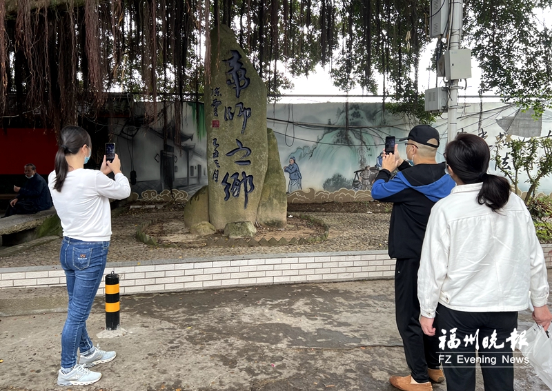 文明游古镇 为风景添色