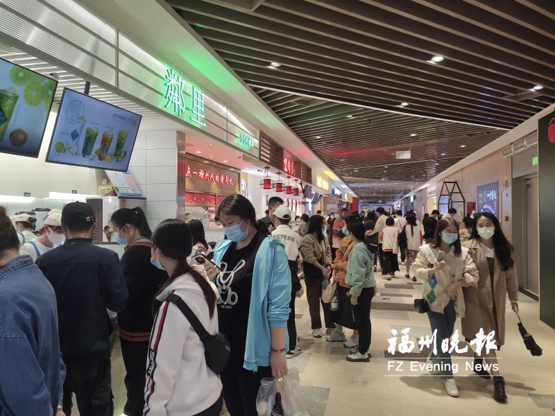 福州：商圈顾客盈门 线上销售火爆