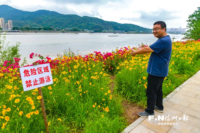 福州：游园要文明 赏花莫摧花