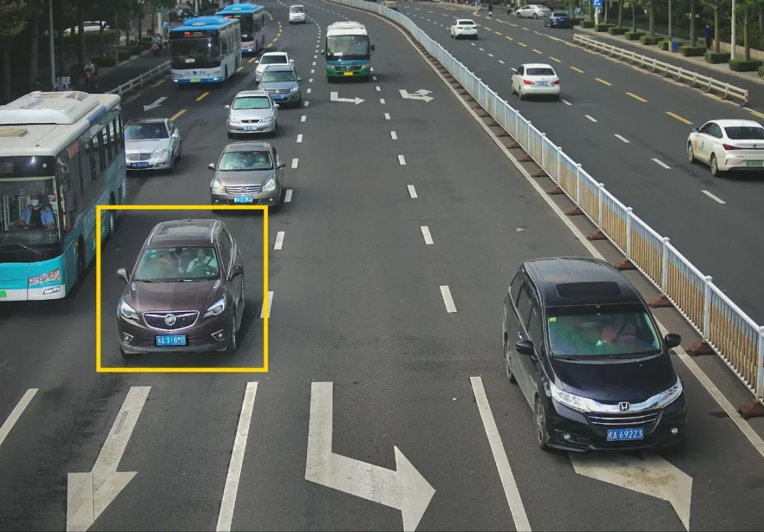 开车玩手机？福州交警：高清曝光！