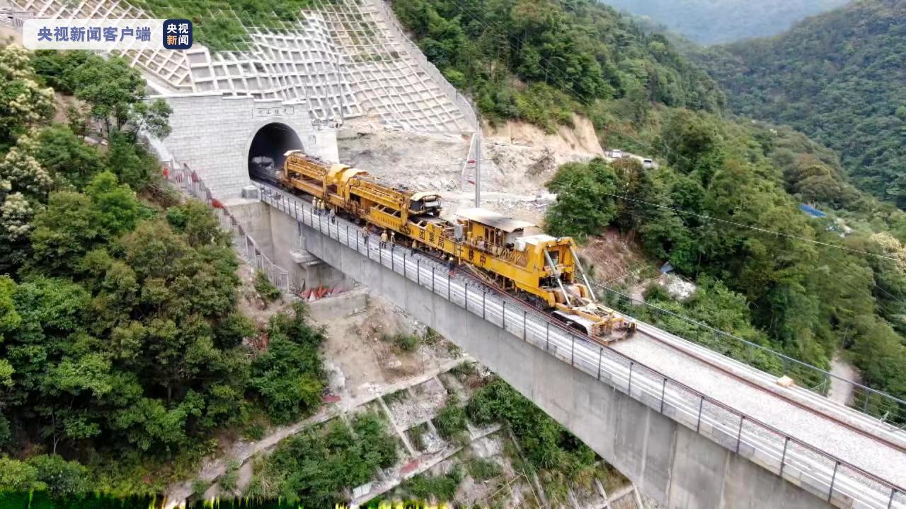 兴泉铁路全线铺轨贯通