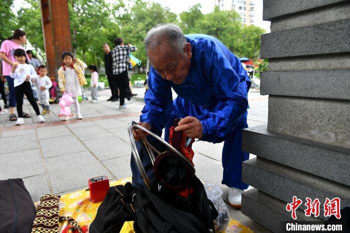 福州古稀老人“玩转”魔术：与众同乐 每周义演传播正能量