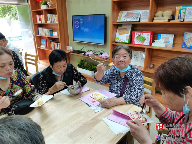 学知识、送鲜花、吃蛋糕……银龄老人乐享母亲节