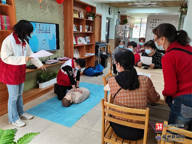 学知识、送鲜花、吃蛋糕……银龄老人乐享母亲节