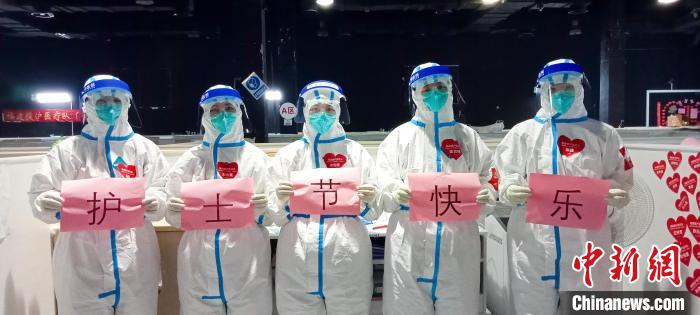 福建援沪医疗队护士们写心愿庆节日