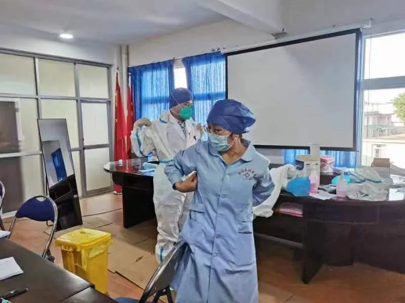 致敬白衣下的温暖与光芒！