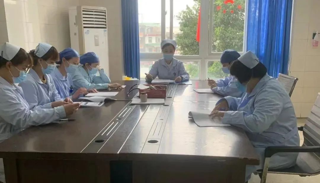 致敬白衣下的温暖与光芒！