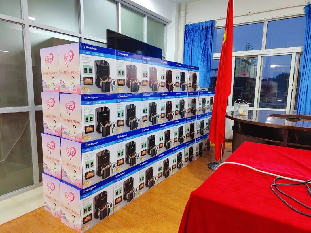 致敬白衣下的温暖与光芒！