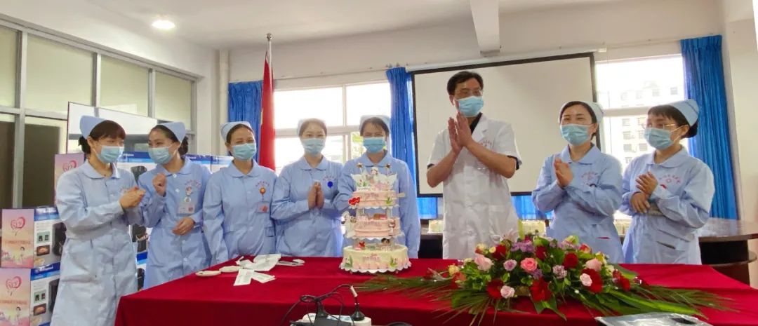 致敬白衣下的温暖与光芒！