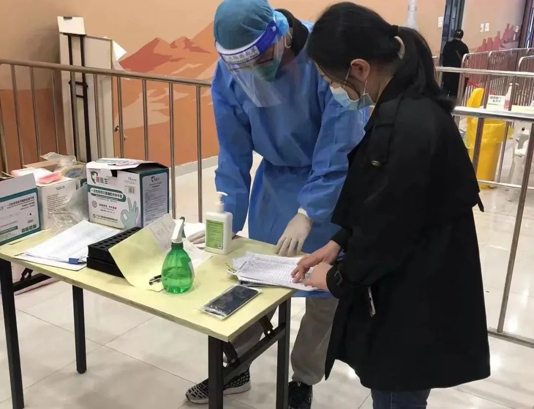 致敬白衣下的温暖与光芒！