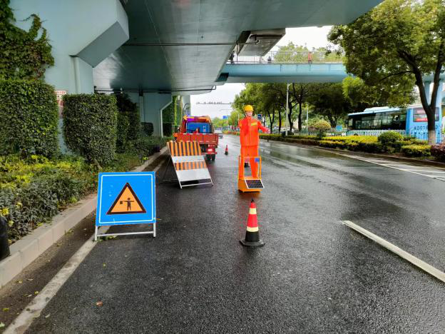 太阳能“机器人”上岗，厦门车主：真稀奇……
