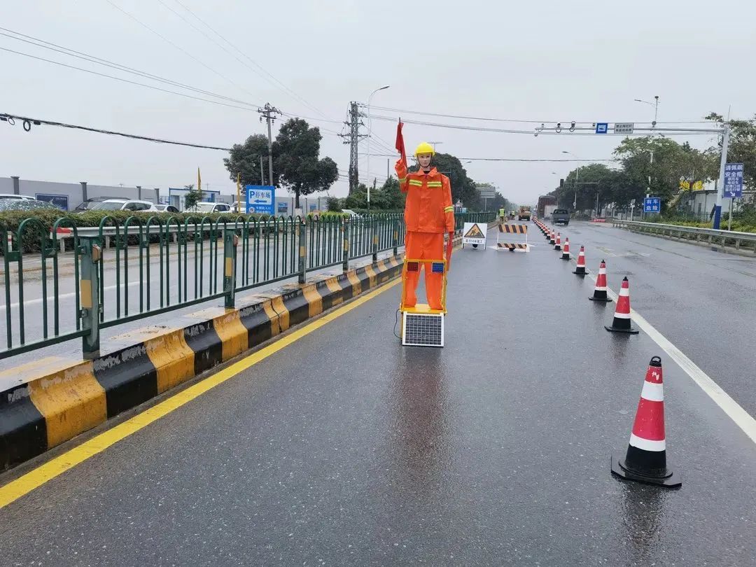 太阳能“机器人”上岗，厦门车主：真稀奇……