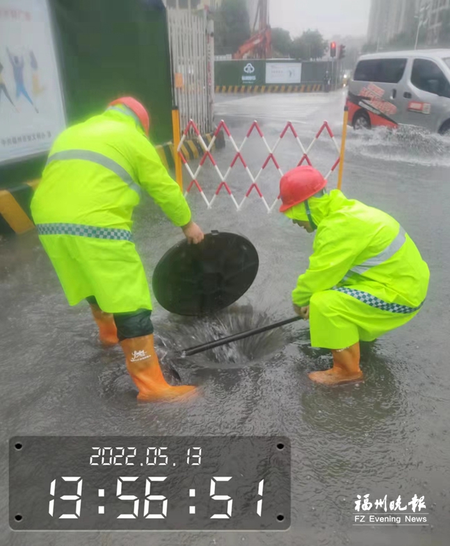 福州多部门通力配合应急抢险 大雨来得急积水退得快