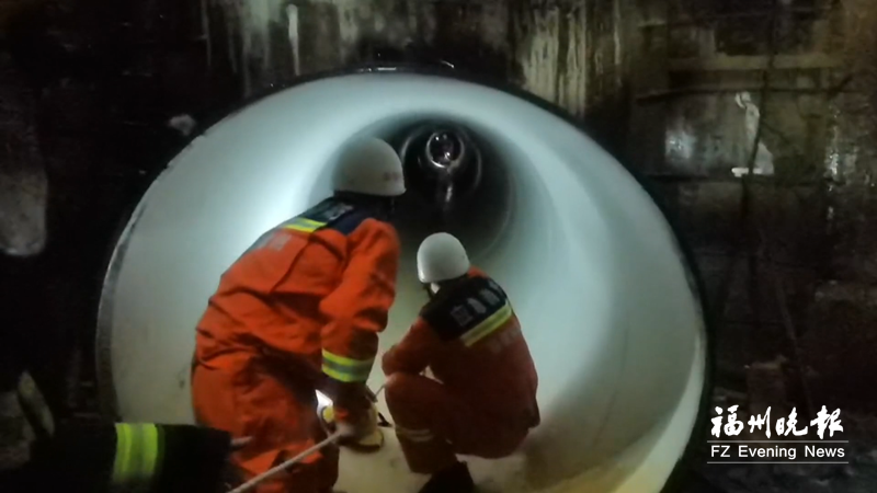 连江消防上演“生死救援” 430米管道内5名工人脱困