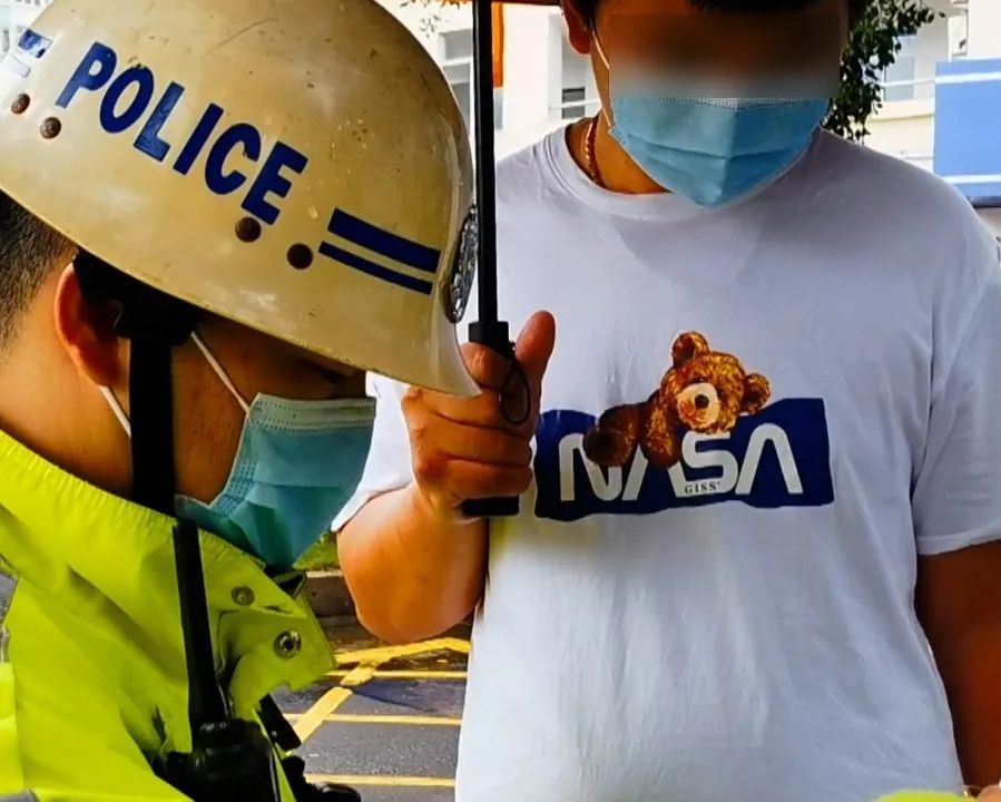 强行加塞还要比出不雅手势！福州交警这一波操作大快人心