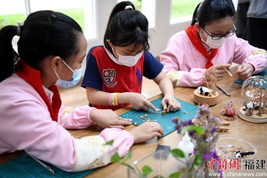 “软木寄深情，童心传非遗” 闽台小学生共同制作软木画