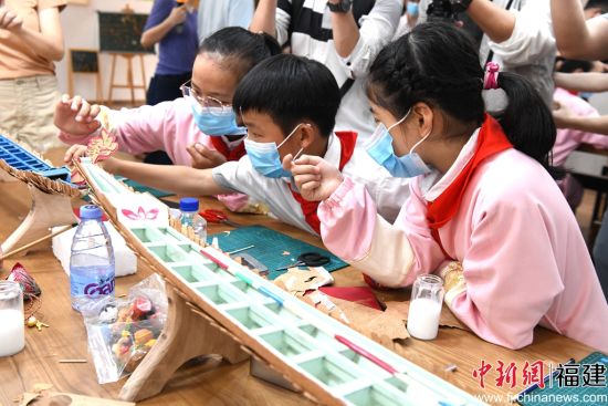 “软木寄深情，童心传非遗” 闽台小学生共同制作软木画