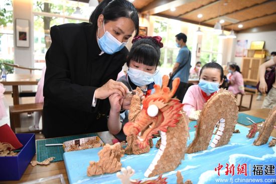 “软木寄深情，童心传非遗” 闽台小学生共同制作软木画