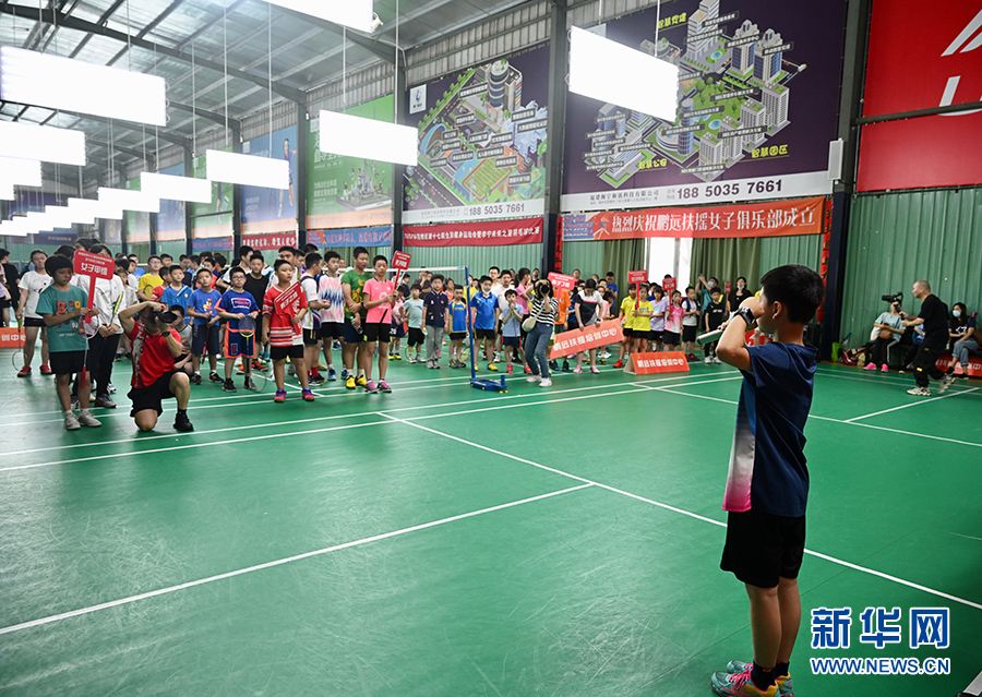 福州鼓楼区：青少年儿童羽毛球赛开赛