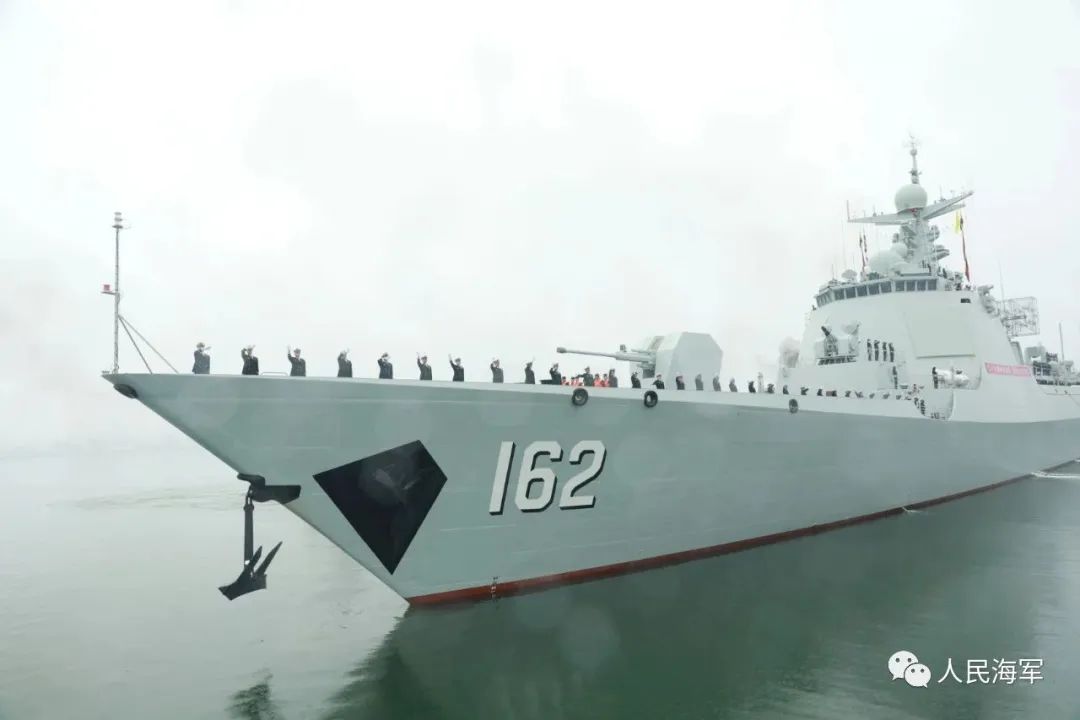 中国海军第43批护航编队起航奔赴亚丁湾