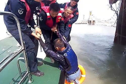船舶倾覆男子落水遇险 福州海警成功营救