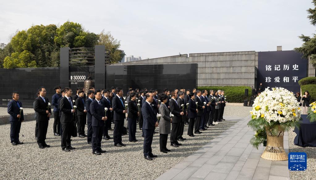 马英九前往侵华日军南京大屠杀遇难同胞纪念馆凭吊 吁“历史绝不可遗忘”