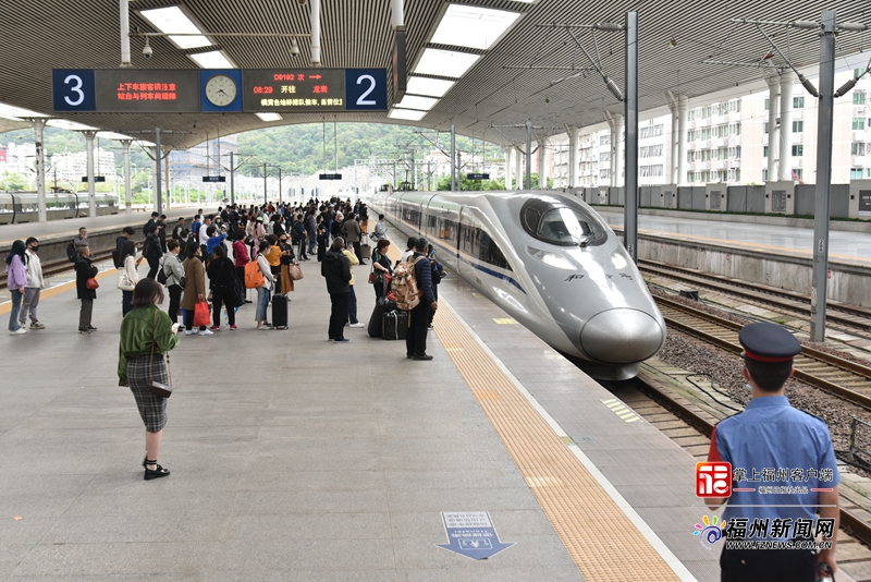 福州火车站客流持续高位运行 5月2日预计发送旅客超十万人次