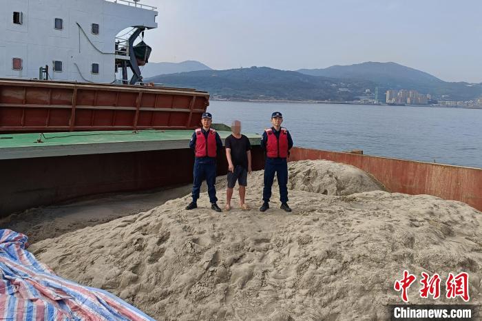 福州海警查扣涉案海砂3300余吨 抓获涉案人员11名